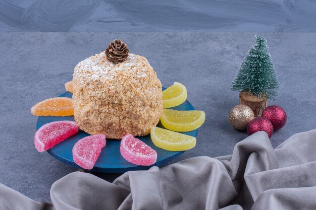 Une assiette bleue avec une délicieuse tarte et des bonbons à la gelée sucrée