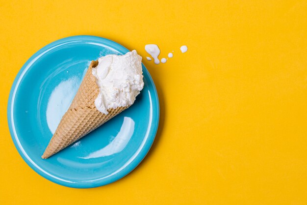 Assiette bleue et glace à la vanille blanche avec espace copie