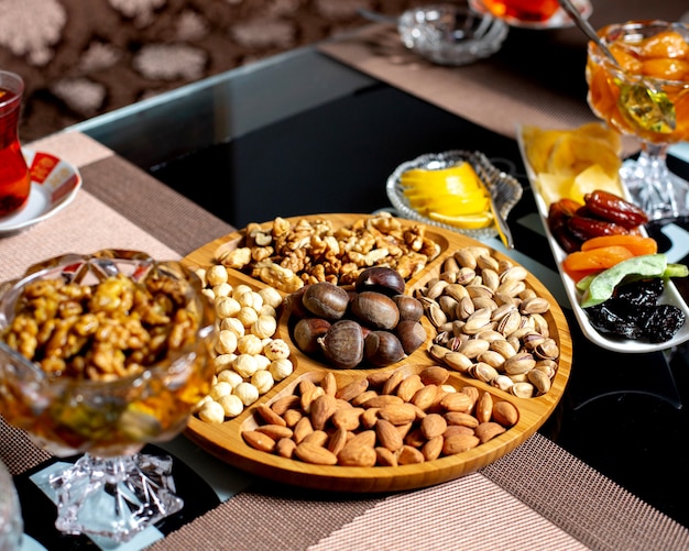 Assiette en bois avec beaucoup de noix diverses