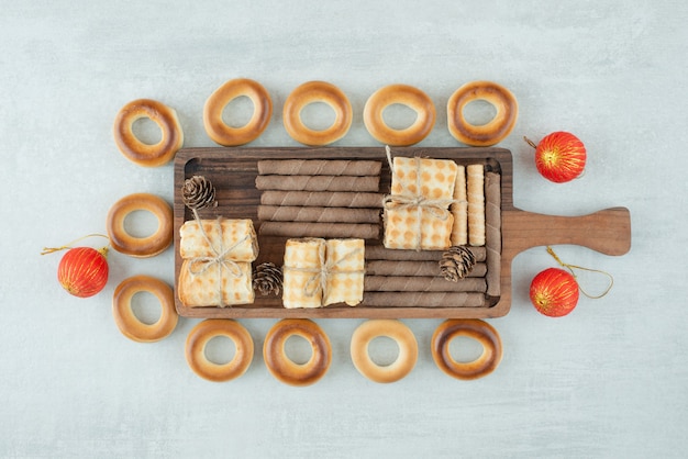 Une assiette en bois de cookies ronds sur fond blanc. Photo de haute qualité