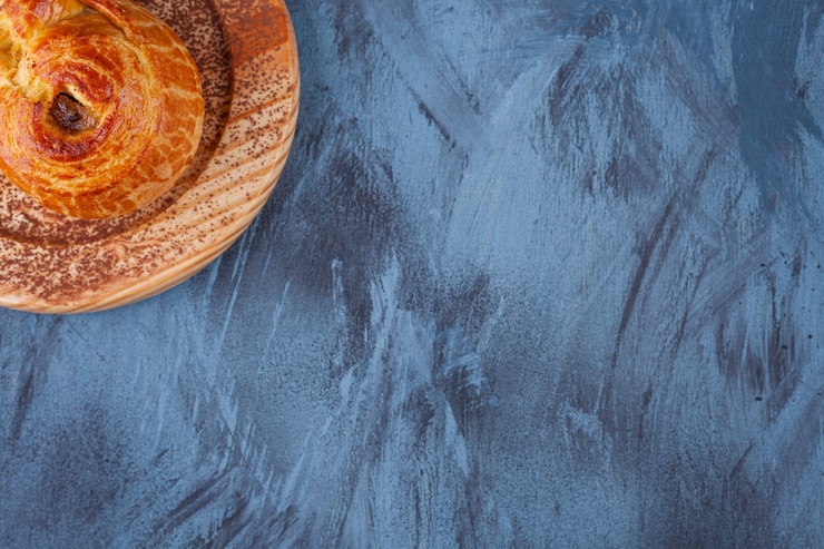 Photo gratuit assiette en bois de pâte fraîche parfumée sur marbre.