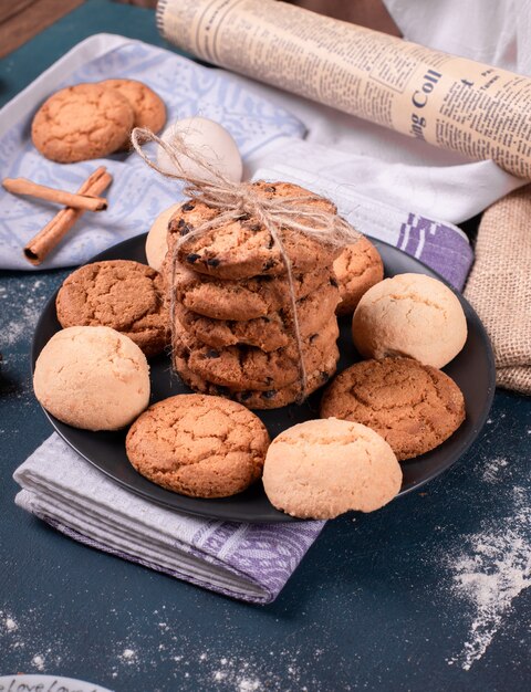 Assiette de bonbons et biscuits sur table