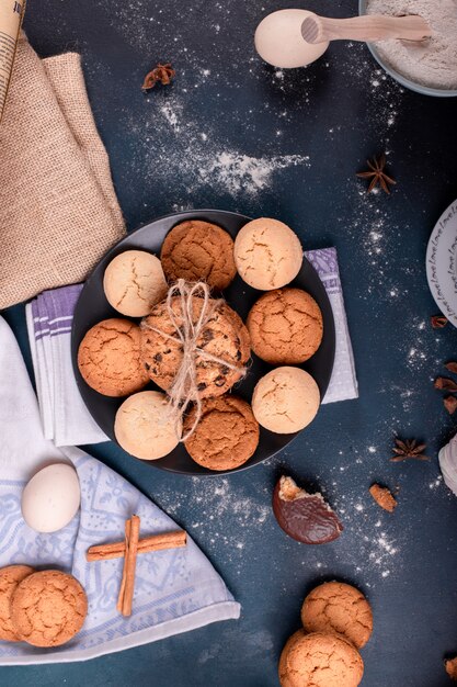 Assiette de bonbons et biscuits sur table