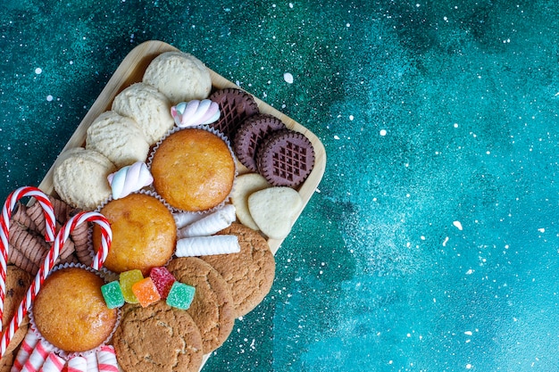 Photo gratuite assiette de bonbons de noël.