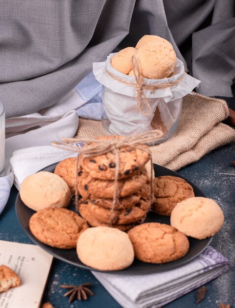 Assiette de bonbons et pot de biscuits