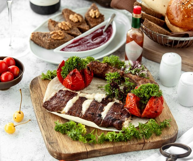 Assiette de brochettes avec brochettes d'agneau et brochette de tomates grillées