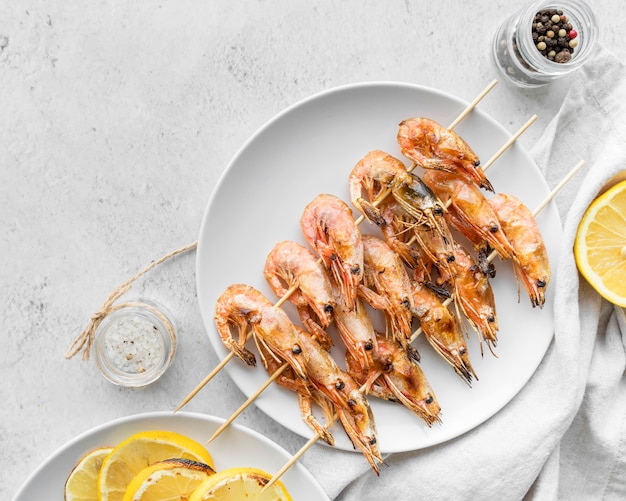 Assiette avec brochettes de crevettes et citron