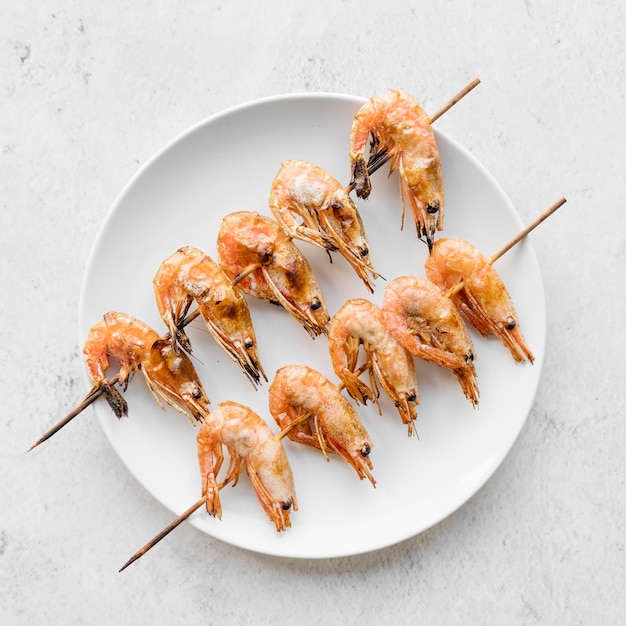 Assiette avec brochettes de crevettes