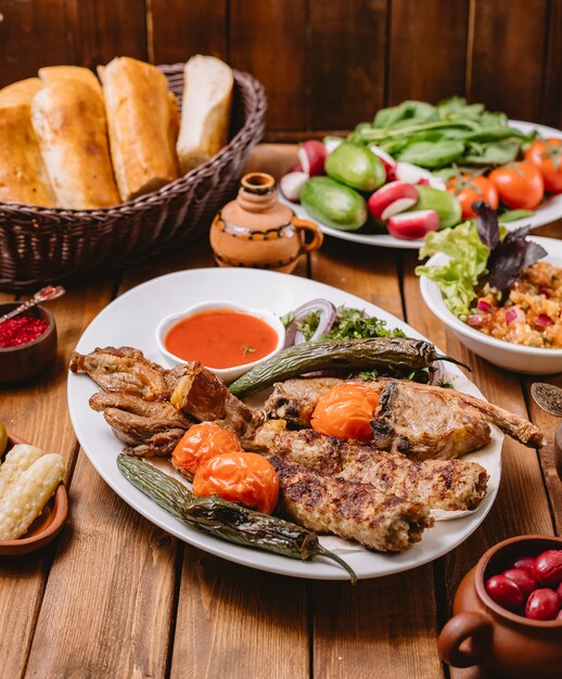 Assiette de brochettes avec poulet tikka d'agneau et brochettes de lula verticales