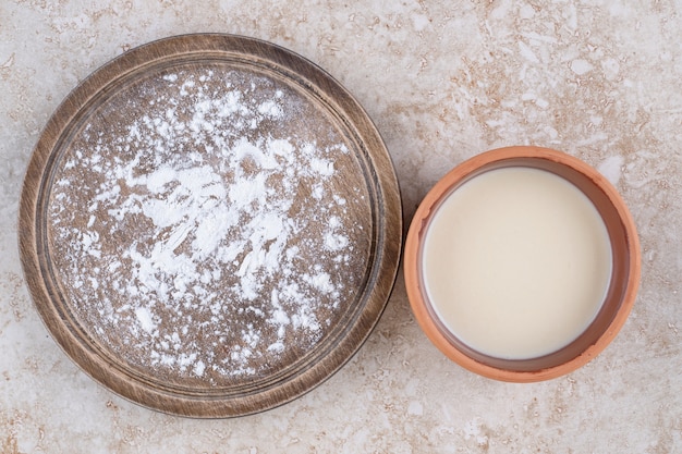 Photo gratuite une assiette brune de farine et un bol en argile