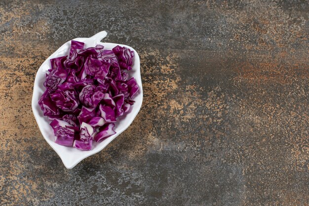 Assiette de chou rouge en forme de feuille, sur la surface en marbre