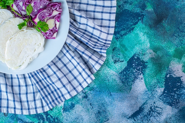 Une assiette de chou tranché et de chou rouge sur une serviette