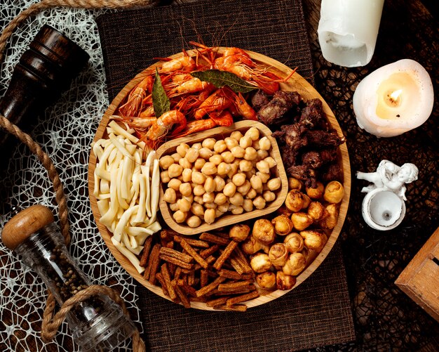 Assiette avec des collations mixtes pour la bière