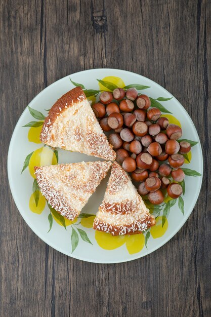 Une assiette colorée avec des morceaux de tarte délicieuse et des châtaignes.