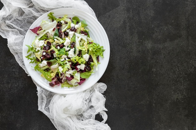 Photo gratuite assiette copie espace avec salade fraîche