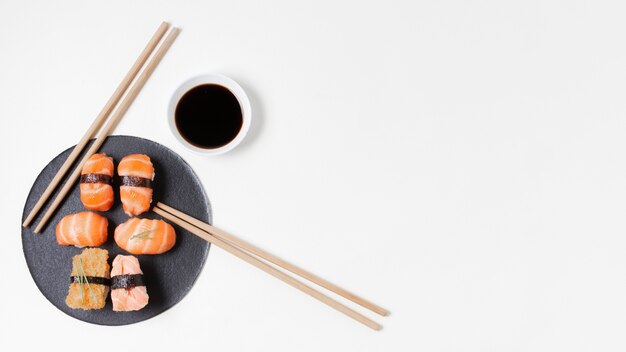 Assiette copie espace avec sushi