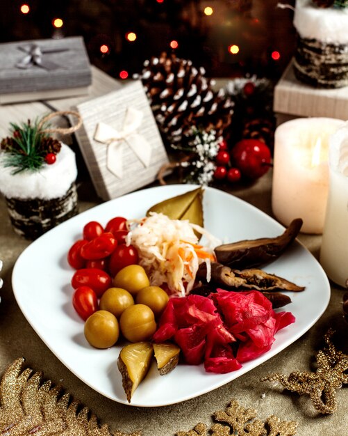 Assiette avec des cornichons mélangés