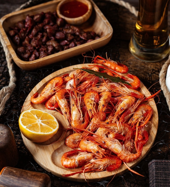 Photo gratuite assiette de crevettes avec tranche de citron