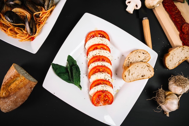 Assiette avec des croûtons et des tomates