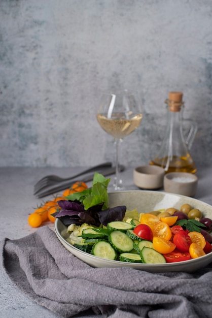 Photo gratuite assiette avec une délicieuse salade de légumes