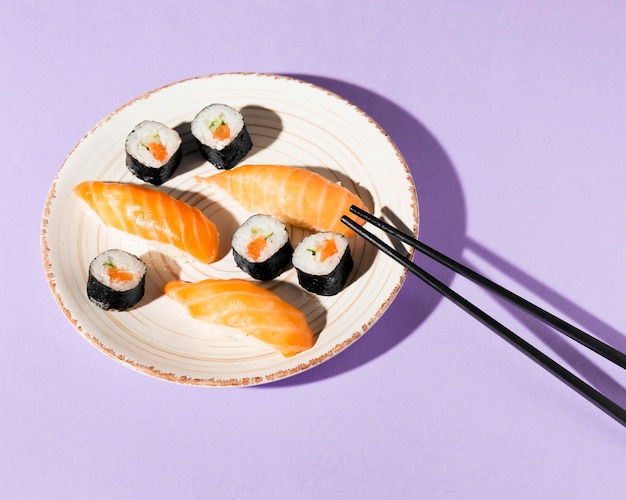 Assiette avec une délicieuse variété de sushis