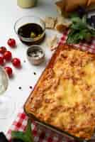Photo gratuite assiette avec de délicieuses lasagnes italiennes