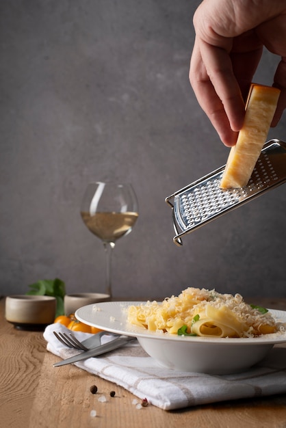 Photo gratuite assiette avec un délicieux plat de pâtes italiennes