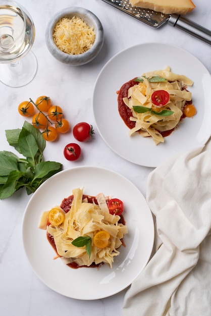 Photo gratuite assiette avec un délicieux plat de pâtes italiennes