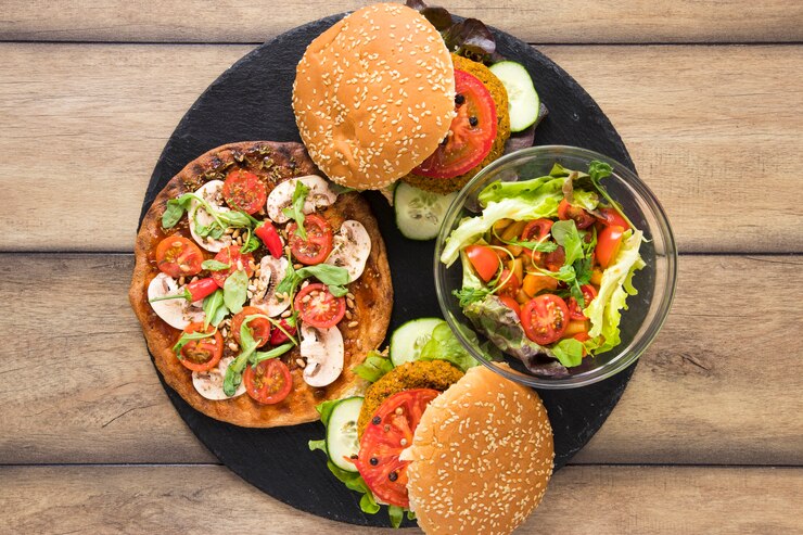 Photo gratuit assiette avec de délicieux plats végétariens