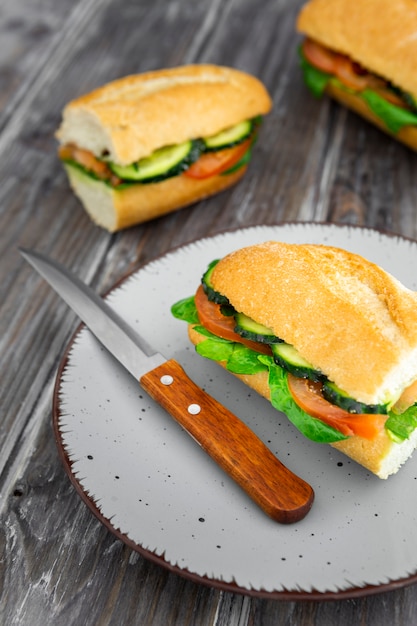 Assiette avec délicieux sandwich et couteau