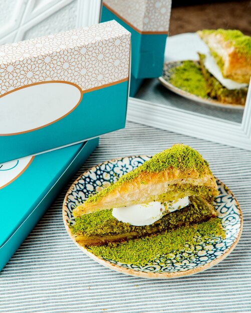 Une Assiette De Dessert Turc Coupe Triangulaire Avec De La Glace A La Pistache Et A La Vanille Photo Gratuite