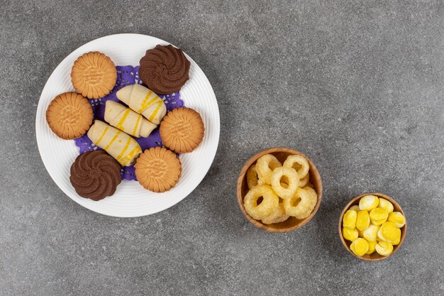 Assiette de desserts et bonbons sur marbre.