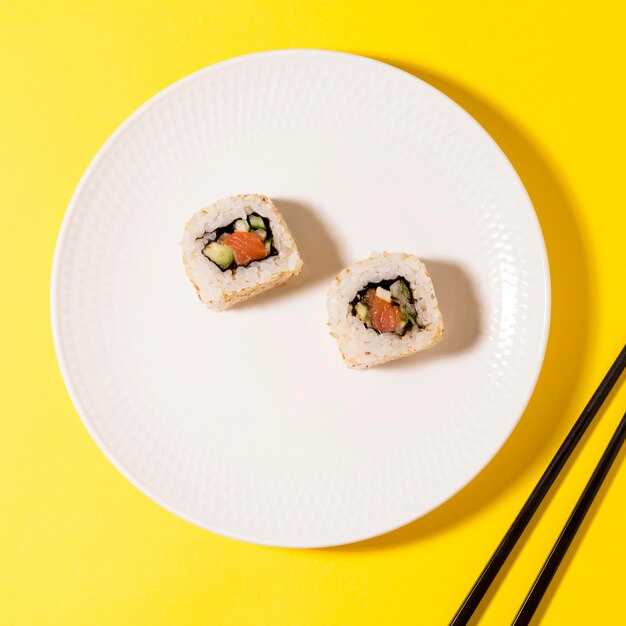 Assiette avec deux rouleaux de sushi