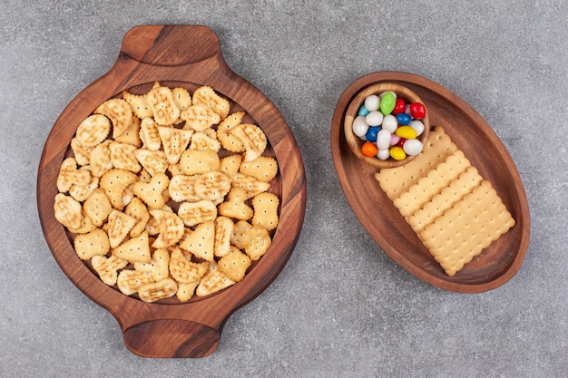 Assiette de divers biscuits et bonbons dans des bols en bois