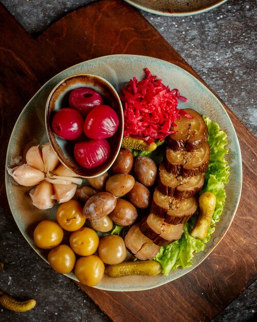 Une assiette avec divers cornichons