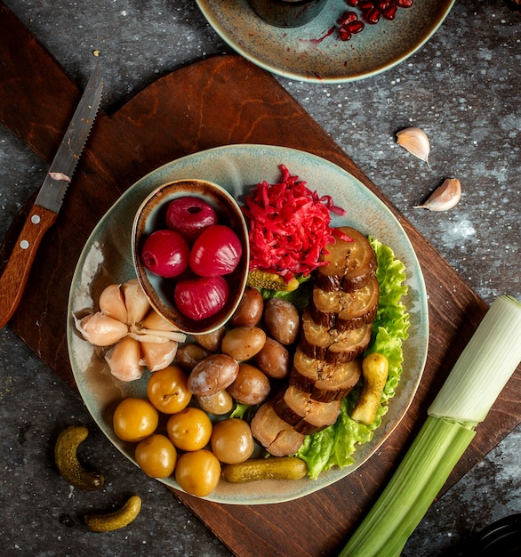 Assiette avec divers cornichons