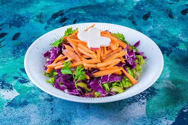 Une assiette de divers légumes frais