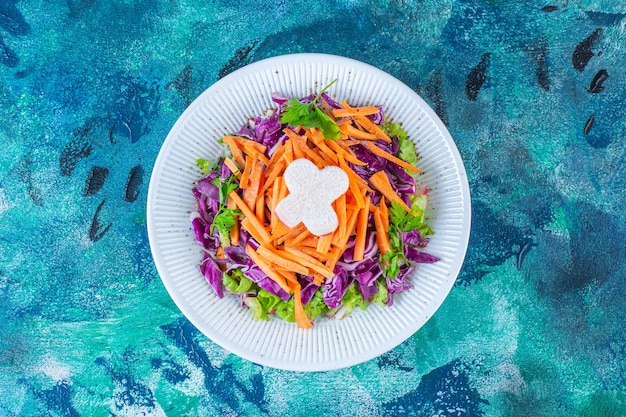 Une assiette de divers légumes frais