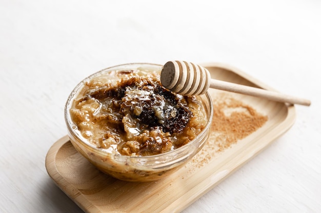 Une assiette avec du miel naturel et un gros plan de support en bois