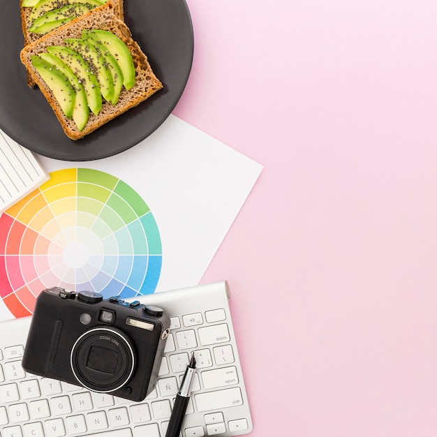 Assiette avec du pain grillé et de l'avocat pour le petit déjeuner au bureau