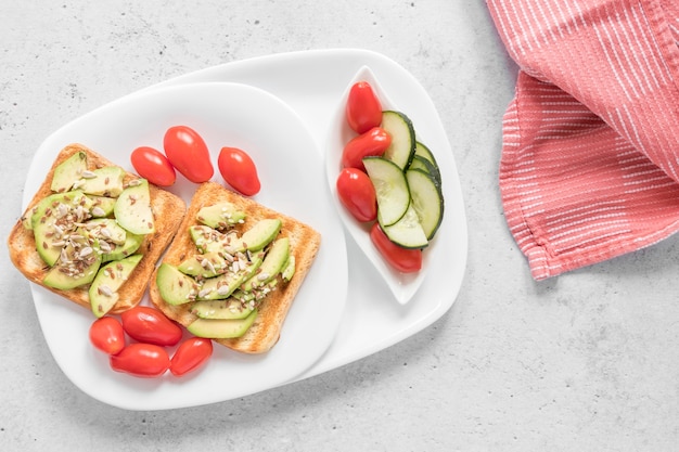 Assiette avec du pain grillé et des légumes pour le petit déjeuner