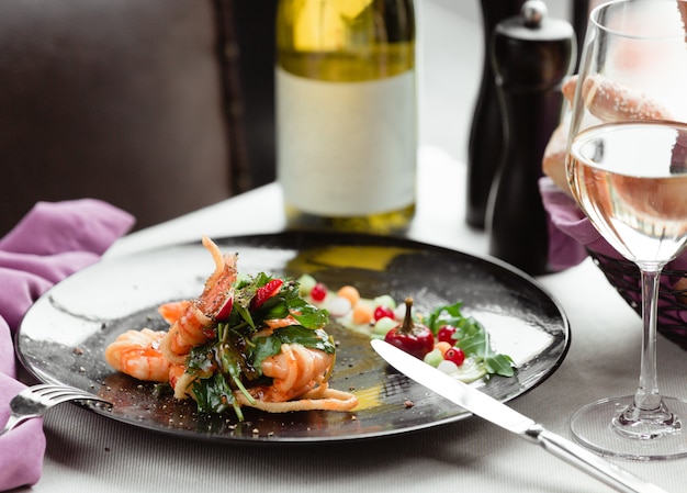 Une assiette avec du poisson et des herbes