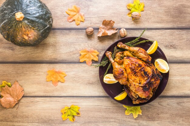 Assiette avec du poulet près du feuillage