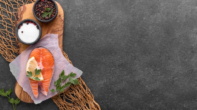 Assiette avec du saumon et des tomates sur l'espace de copie de filet de poisson