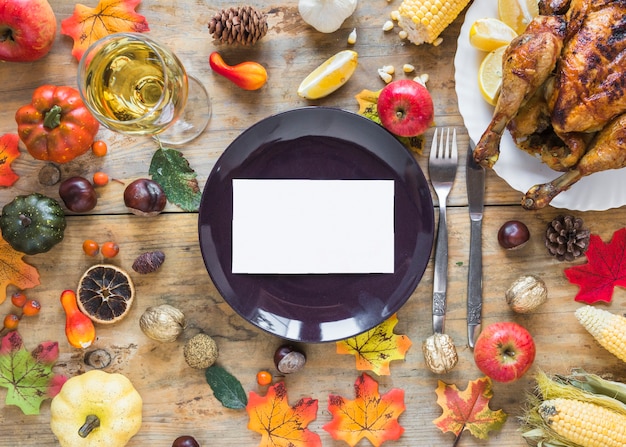 Assiette avec feuille entre fruits et légumes