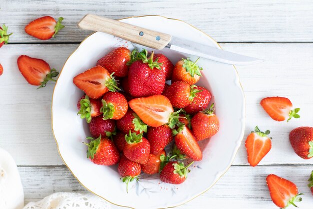 Assiette de fraises avec couteau à plat