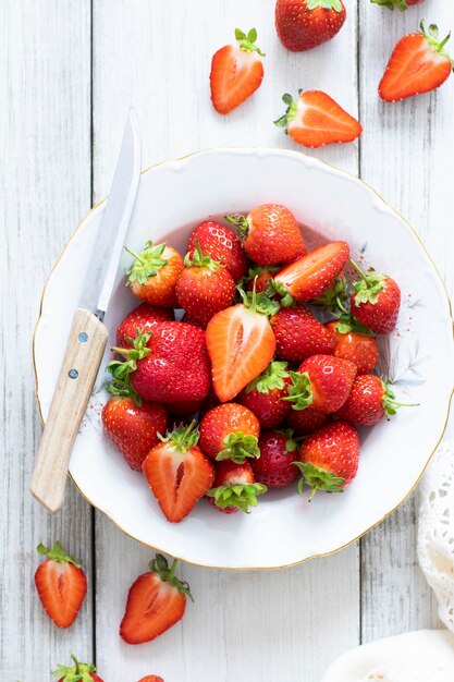 Assiette de fraises avec vue de dessus de couteau