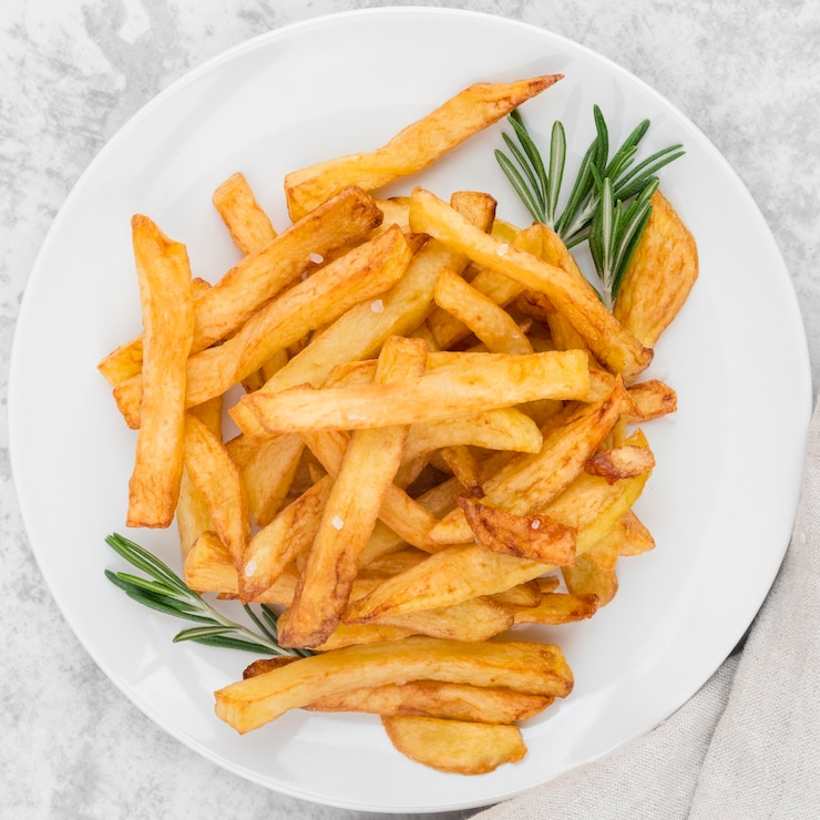 Photo gratuit assiette avec des frites délicieuses