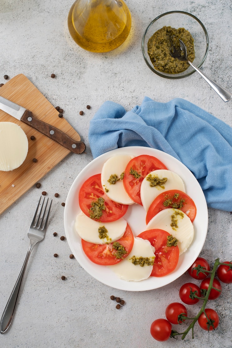 Photo gratuit assiette avec fromage mozzarella et tomates