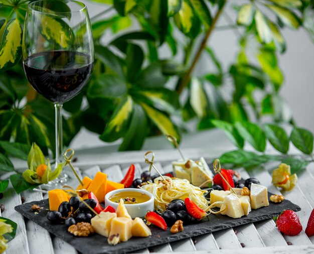Une assiette de fromage sur la table.